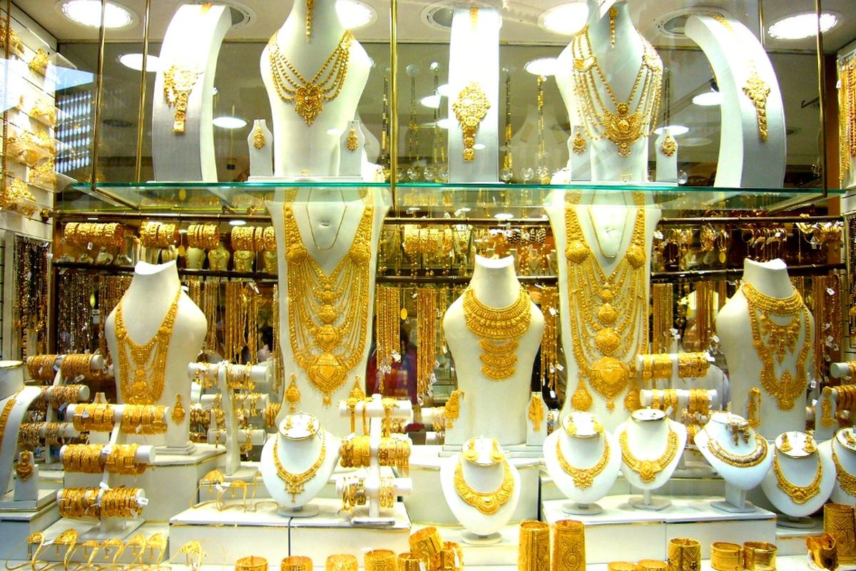 عقود وأطقم ذهبية في واجهة محل مجوهرات